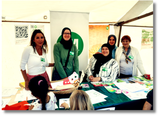 Fünf Teammitglieder am ElternChacneN-Stand